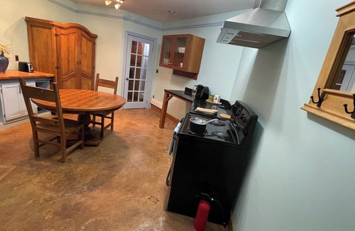 Metro Vancouver Regional District Apartment | Lakeside Lodging. Charming mountain getaway 1-bed studio apt for leisure or work
