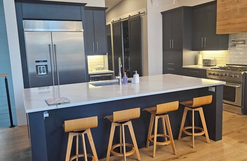Armour Cottage | LAKESIDE MELODY - WHERE NATURE AND LUXURY BLENDS 6 Bed-3.5 Baths Sleeps up to 15