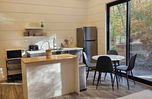Armour Cottage | LAKESIDE MELODY - WHERE NATURE AND LUXURY BLENDS 6 Bed-3.5 Baths Sleeps up to 15