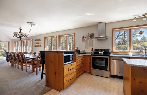 Bracebridge Cottage | Lakeside Memories Await at Trenanthia's Woody Cottage