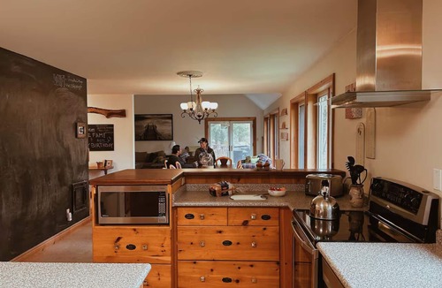 Bracebridge Cottage | Lakeside Memories Await at Trenanthia's Woody Cottage