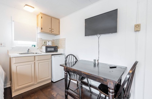 Lambton Shores Apartment | Lakeside Motel #1 | Near Ipperwash Beach | Free Parking & WiFi
