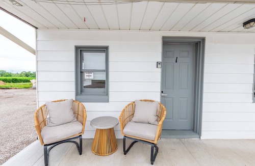 Lambton Shores Apartment | Lakeside Motel #1 | Near Ipperwash Beach | Free Parking & WiFi