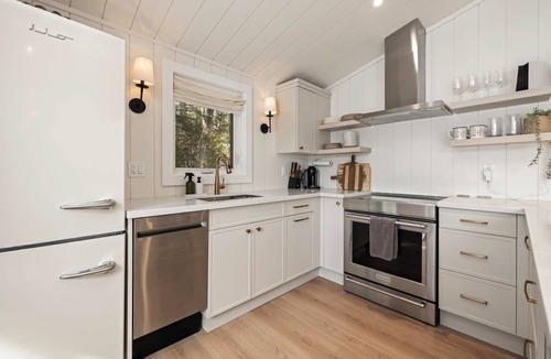 Utterson Cottage | Lakeside Muskoka Family Cottage 3B/2BA w/ Private Sandy Beach, A/C & STARLINK