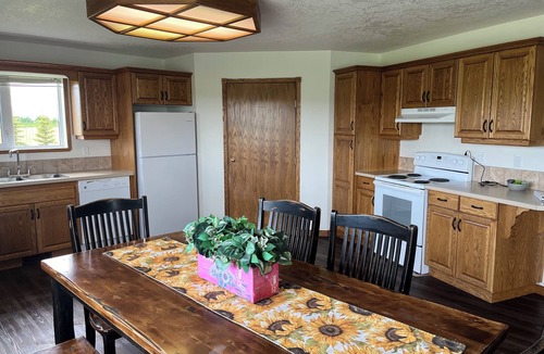 Mountain View House | Lakeview Lodge beside Payne Lake & close to Waterton Lakes National Park