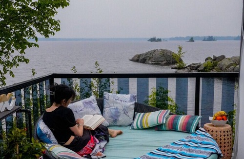 Gravenhurst Cottage | Lakeview Rooftop Suite by Zukaland/add-ons wood-fired Cedar Hot Tub & Sauna