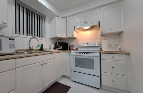 Malton House | Lala-Sea (5km/8min from Pearson airport; 250m to Westwood mall; 2.5km to GO)
