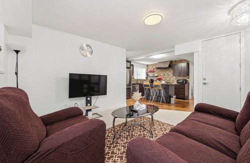 Southwest Gordon Estate House | Langley 2-Bedroom Retreat Modern & Relaxing