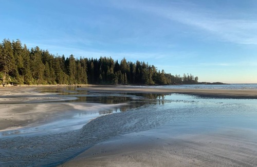 Ucluelet House | Large 1 bedroom suite close to beaches,trails with 4 beds