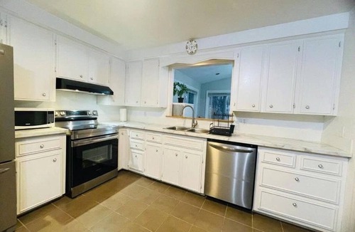 Halifax House | Large 3BR Suite/Garden & Ocean View/Parking/12 Min DT