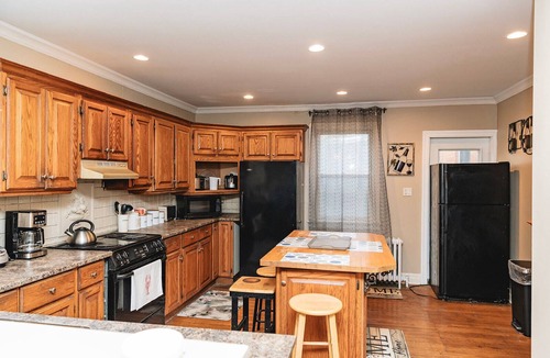 St. Catharines House | Large 7 Bedroom Heritage Home in St. Catharines Sleeps 17 Comfortably