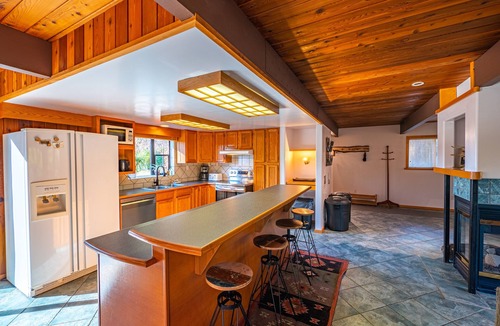 Ucluelet Cottage | Large Group Cabin Retreat w/Hot Tub & 7 Beds