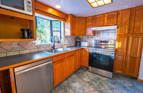 Ucluelet Cottage | Large Group Cabin Retreat w/Hot Tub & 7 Beds