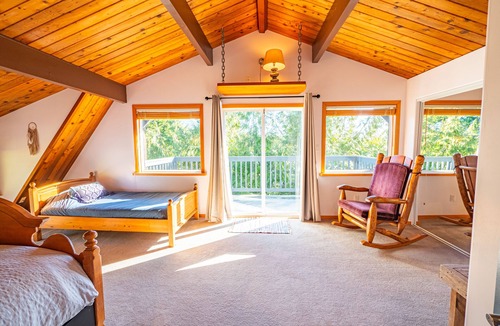 Ucluelet Cottage | Large Group Cabin Retreat w/Hot Tub & 7 Beds