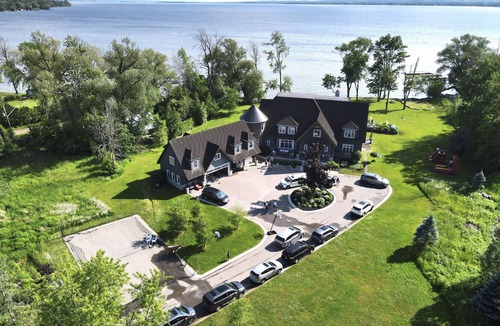 Georgina Cottage | Large Lake Simcoe Cottage 8 Bedrooms