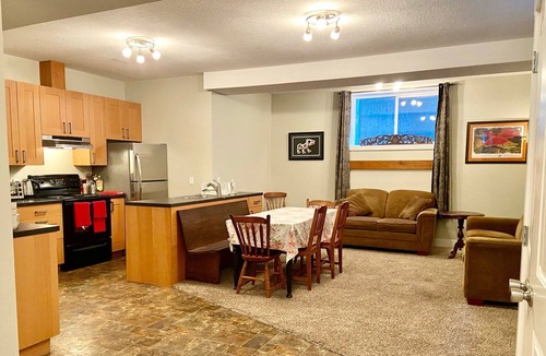 Cultus Lake House | Large Luxury Lakeside Suite for up to 6 People
