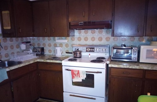 St. Catharines Apartment | Large, sunny, 2-room suite in private home near lake, beach, shopping, bus.