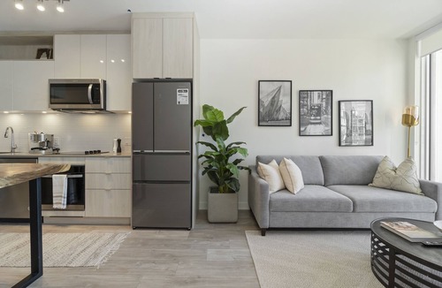 St. Lawrence Apartment | Large two bedroom condo with CN tower view!