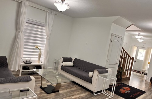 Thorold House | Lavishly furnished duplex. 4 bedrooms, 4 washrooms, accommodates up to 8 people
