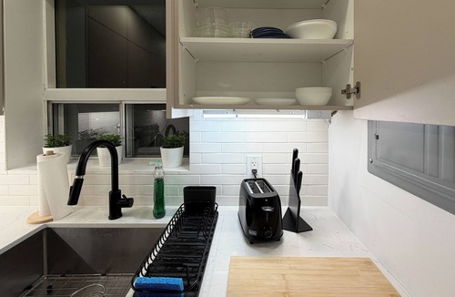 East York Apartment | Leaside 2BR with parking and laundry, family and pet friendly neighbourhood