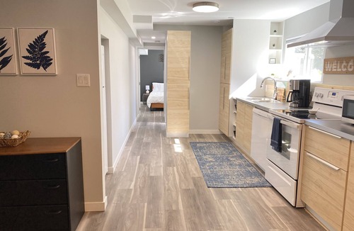 West Kelowna Estates House | Legal, spacious, modern! Full kitchen & lake views. WEEKLY/MONTHLY discounts