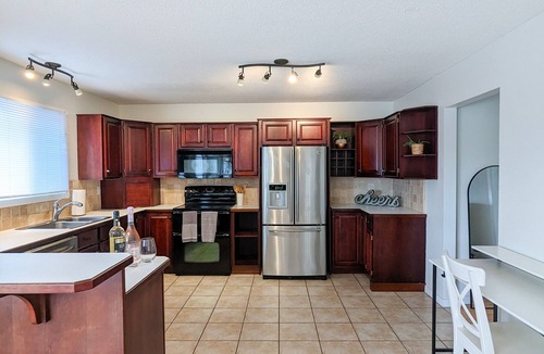 Toovey Heights House | Licensed Private Pool Sunset Views 15 min to Downtown