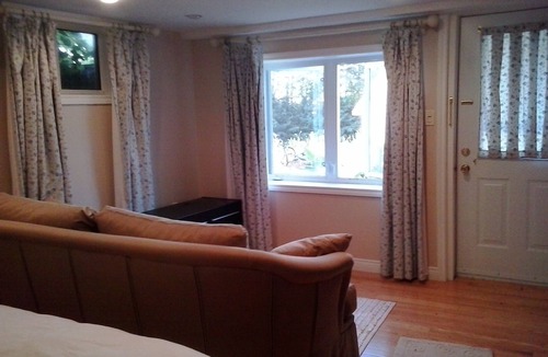 New London Bed & Breakfast | Linden Homestead: Modern King Bed B&B suite in Century Farm House