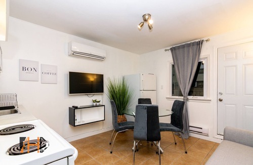 Cabbagetown House | Lively 3 Bedroom multi-story Apartment in Historic Cabbagetown