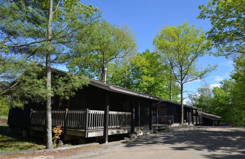 Parry Sound Hotel | Log Cabin Inn