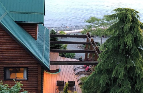 Regional District of Nanaimo House | Log Home slps 14 beachfront hot tub, kayaks,canoe, fish clams/oysters from shore