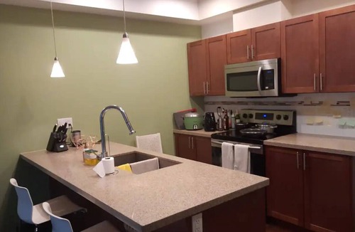 Burnaby Condo | [LONG-TERM] Stunning room near Skytrain, park. Remote worker dream. Netflix/HDTV