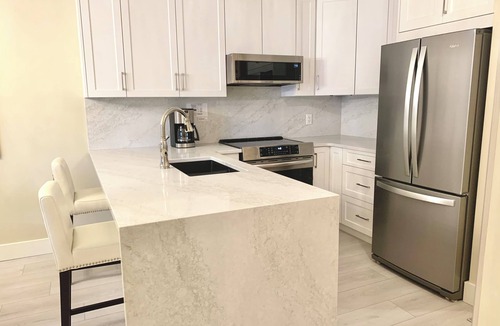 North End Condo | Lovely 2 BR/2 BA Pool Hot Tubs Downtown Waterscapes Walk to Waterfront/Dining