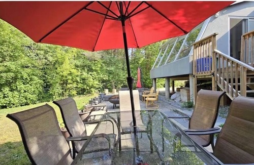 Thornhill House | Lovely 3 bedroom house with 2 bathrooms lots of parking spots