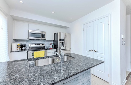 Innisfil House | Lovely 3-bedroom house in Barrie with WiFi and AC