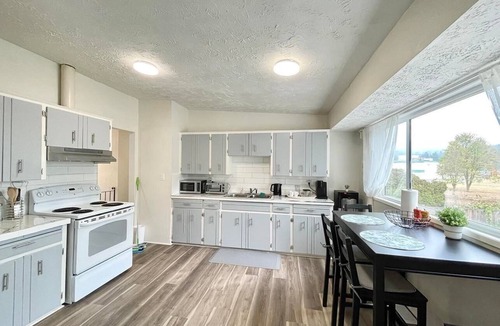Hatzic House | Lovely 3-bedroom upper rental unit