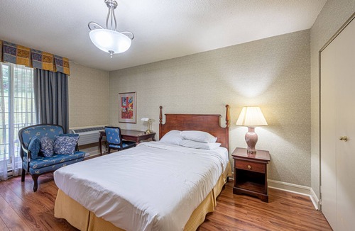 Saint-Sauveur Hotel | Lovely room with balcony 26