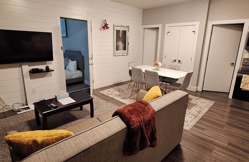 Langford House | Lovely Two Bedroom Suite w A/C - Sleeps 8! Complimentary Snacks & Drinks!
