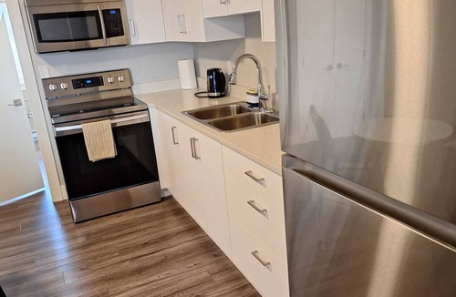 Langford House | Lovely Two Bedroom Suite w A/C - Sleeps 8! Complimentary Snacks & Drinks!