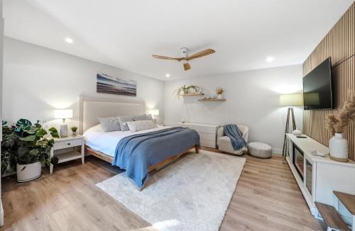 Regional District of Nanaimo Apartment | Low Tide Suite - Modern, Oceanside Suite with King Bed, Resort Pool & Hot Tub