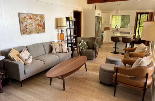 Delta Cottage | Lower Beverley Lake Beautifully renovated 3 bedroom 4 season lakeside cottage
