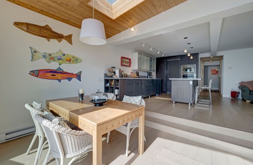 Gibsons House | Lower Gibsons Beachfront Ocean 3 Br Home,- Hot tub, Fire Bowl Walk to Town