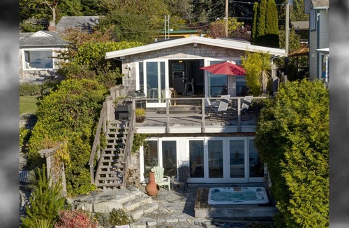 Gibsons House | Lower Gibsons Beachfront Ocean 3 Br Home,- Hot tub, Fire Bowl Walk to Town