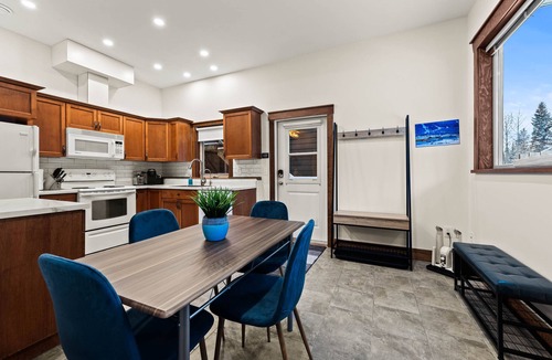 Sun Peaks Apartment | Lrg 1 Bedroom Suite -Bike Storage-Private Hot Tub!