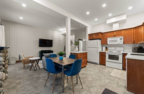 Sun Peaks Apartment | Lrg 1 Bedroom Suite -Bike Storage-Private Hot Tub!