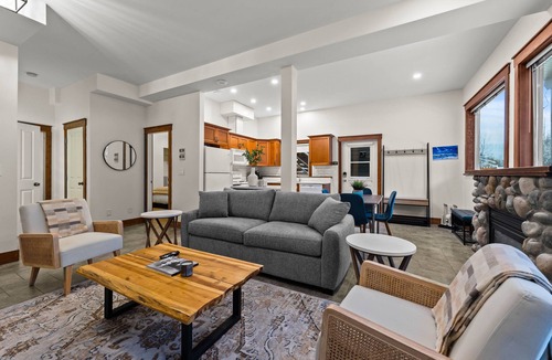 Sun Peaks Apartment | Lrg 1 Bedroom Suite -Bike Storage-Private Hot Tub!
