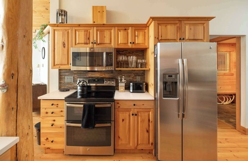 Snow Pine Estates Ski Chalet | Lucky Bunny | Priv. Hot Tub & True Ski In/Ski Out