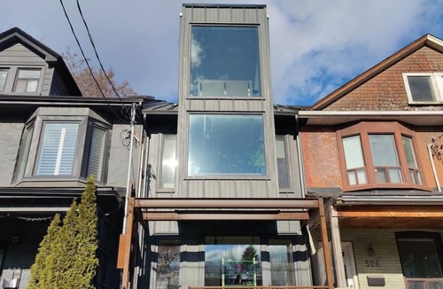 Leslieville House | LUX 2025 Townhome - 10 Min to Downtown - FREE Parking - 2 Kitchens