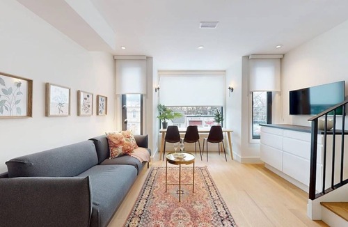 Leslieville House | LUX 2025 Townhome - 10 Min to Downtown - FREE Parking - 2 Kitchens