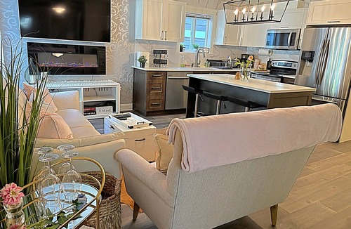 Langford House | Lux 3 Bedroom Suite - Bear Mountain - Rainforest Retreat, Victoria, BC,