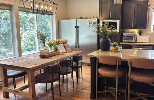 Langford House | LUX 4 Bedroom, 2 Bath Modern Farmhouse - Bear Mountain, Victoria, BC - Sleeps 8